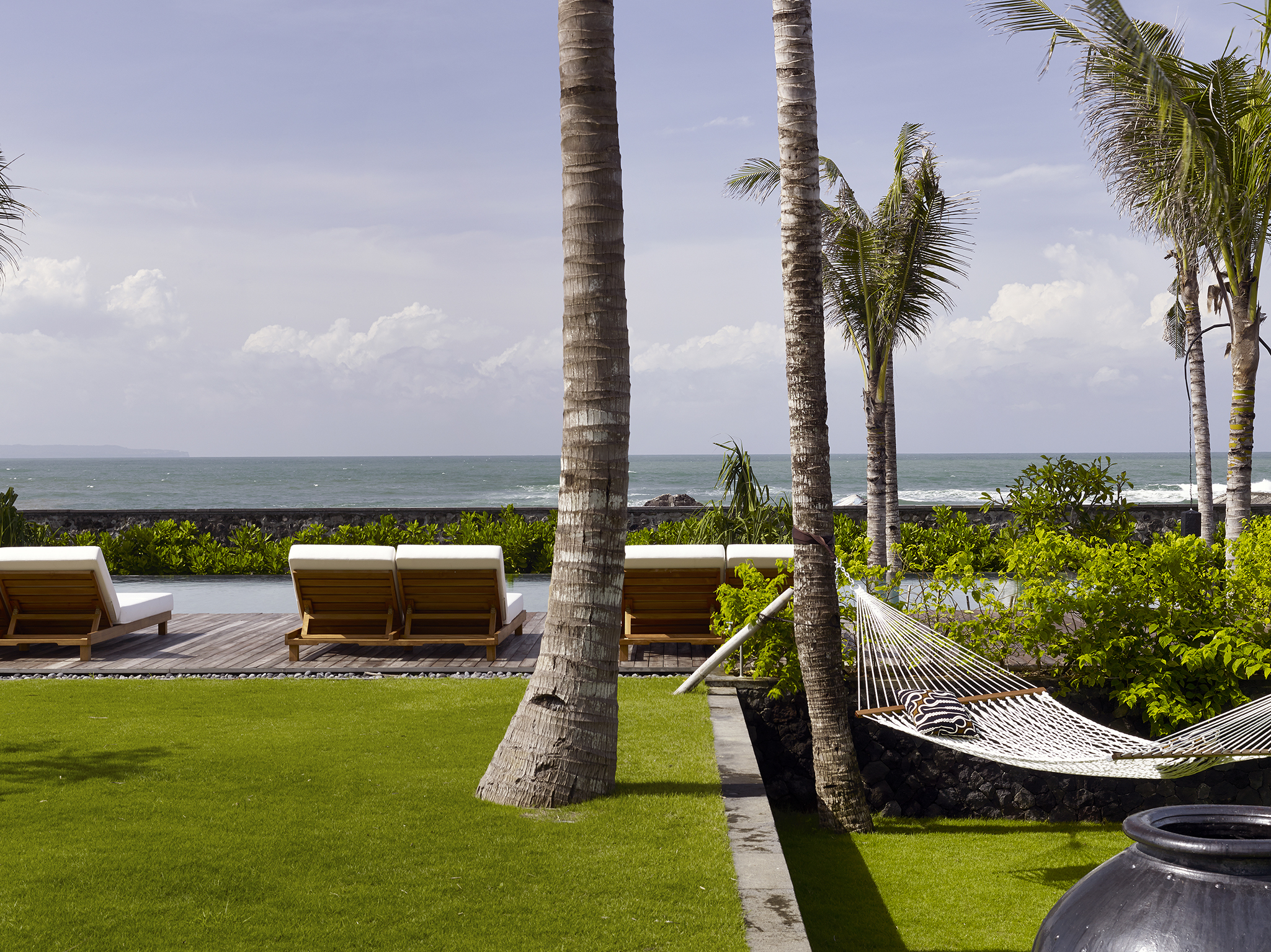 Arnalaya Beach House - Garden pool and sea - Arnalaya Beach House, Canggu, Bali